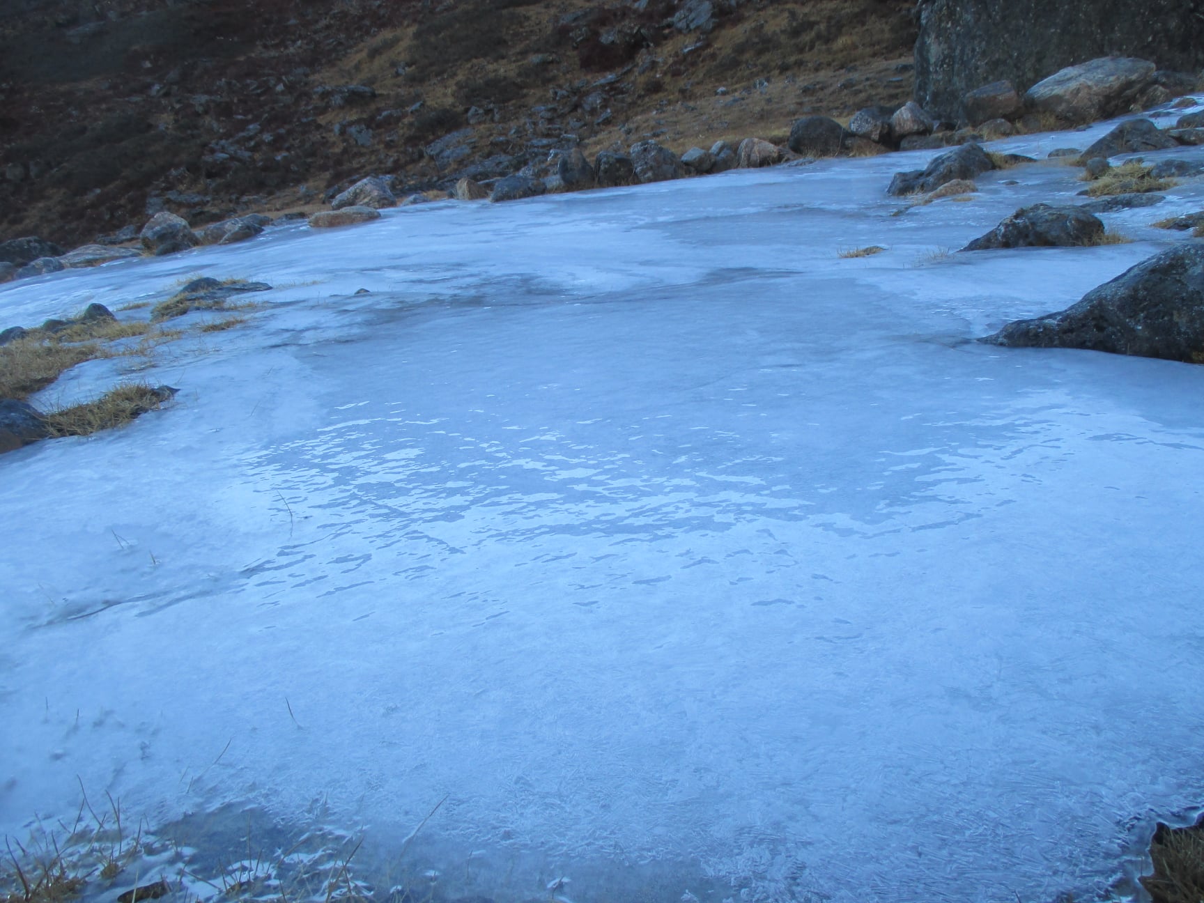 बरफ बनेको ताल।